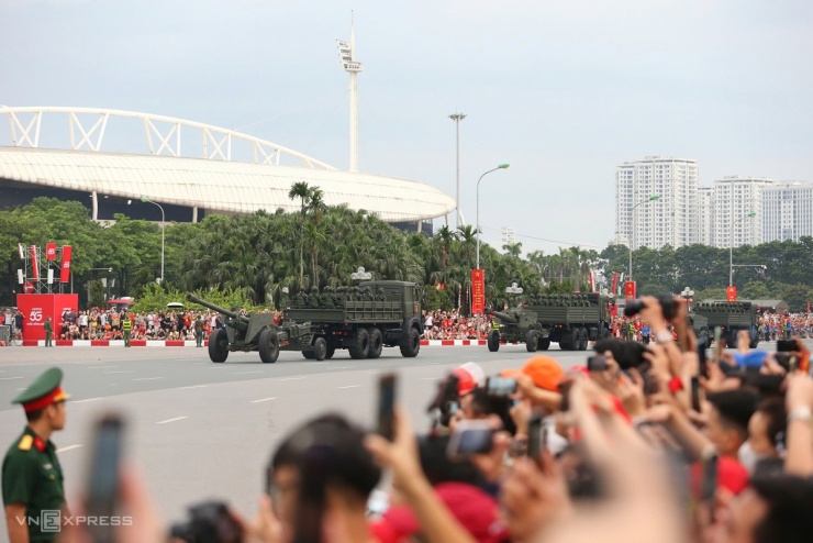 16h30, đoàn xe bánh lốp rời khu vực trường đua F1 trong tiếng reo hò của hàng nghìn người dân đứng dọc đường Lê Quang Đạo. Cuộc di chuyển kéo dài khoảng 30 phút. Trong ảnh là xe kéo pháo M46 nòng dài 130 mm và D20 cỡ nòng 152 mm. Ảnh: Phạm Chiểu