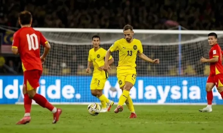 Đội tuyển Malaysia có đến 9/11 cầu thủ trong đội hình xuất phát thắng Việt Nam 4-0 ở vòng loại Asian Cup 2027 có gốc gác nước ngoài. Ảnh: CCT.