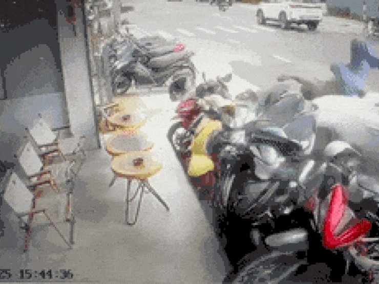 Ô tô tông hàng loạt xe máy, hất văng một người xuống đường