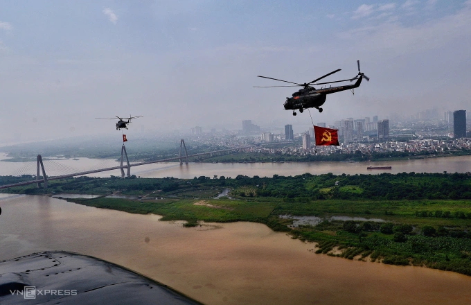 Trực thăng bay qua sông Hồng.