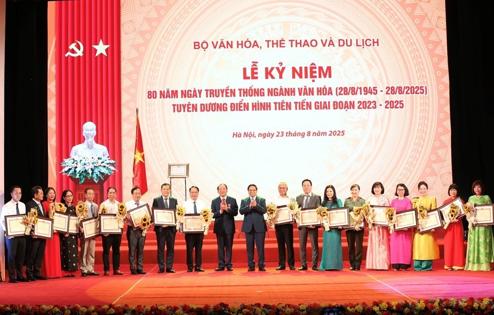 NSND Xuân Bắc, đạo diễn Lý Hải nhận bằng khen của Bộ Văn hóa - 1