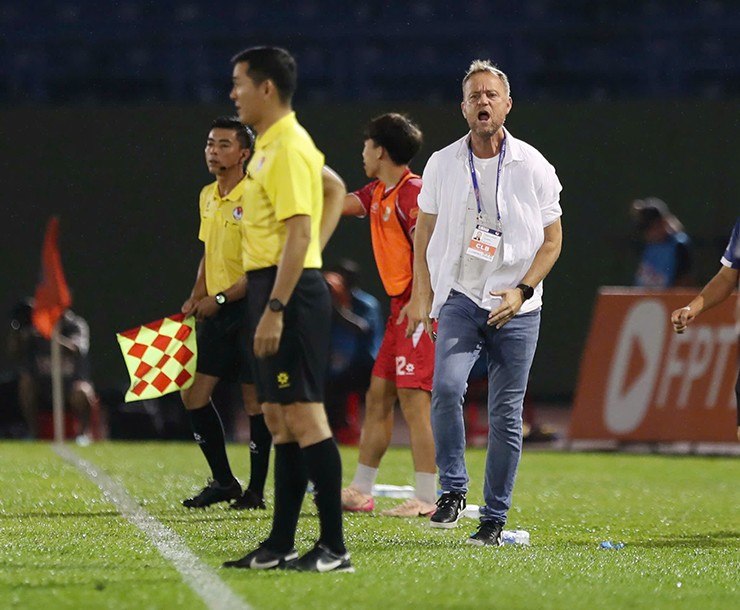 HLV Polking phản ứng trọng tài ở trận đấu giữa Công an Hà Nội và Becamex TP.HCM.