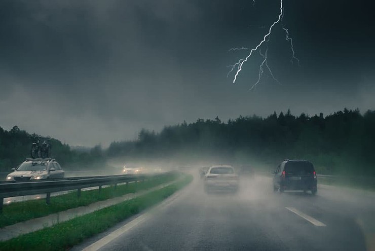 Hãy đảm bảo an toàn khi quyết định lái xe để tránh bão.