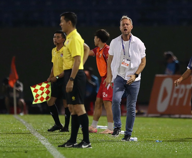 Ở trận đấu giữa Becamex TP.HCM và Công an Hà Nội chiều 24/8 trên sân Gò Đậu, HLV Polking và một số thành viên ban huấn luyện đội khách liên tiếp có những tình huống phản ứng trọng tài trong hiệp một.