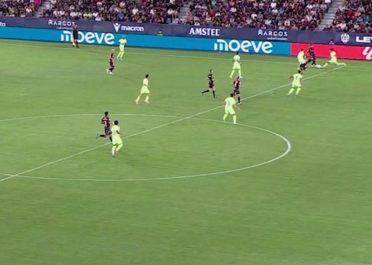 Tình huống dẫn đến bàn thua đầu tiên của Barcelona