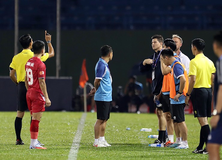 Trợ lý Phạm Thành Lương của CLB Công an Hà Nội vào thuyết phục nhưng ông Luis Viegas không chịu ra. Một thành viên khác trong ban huấn luyện CLB Công an Hà Nội (áo đen) cũng được điều động vào gọi, nhưng ông Luis Viegas vẫn không xuất hiện.