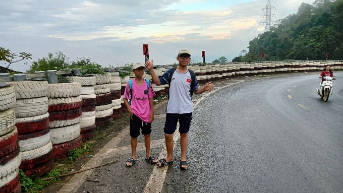 Hai con trai Bình An (áo hồng), Bảo An (áo trắng) của chị Hằng chụp ảnh trên đèo Nà Lơi, Điện Biên, trên đường di chuyển về Hà Nội, ngày 15/8. Ảnh: Nhân vật cung cấp