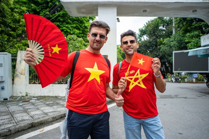 Salvatore Bosco (trái) và Eugenio Grosso Sgarrillo (phải), người Italy, đứng xem sự kiện tổng hợp luyện diễu binh trên tuyến đường Thanh Niên, phường Tây Hồ, ngày 21/8/2025. Ảnh: M.N