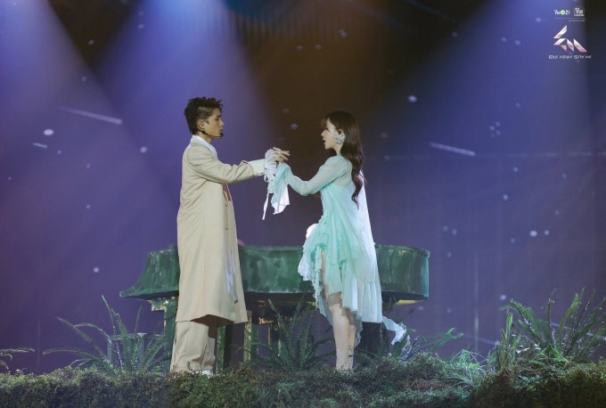 Bích Phương - Tăng Duy Tân trình diễn chung ở livestage 2.