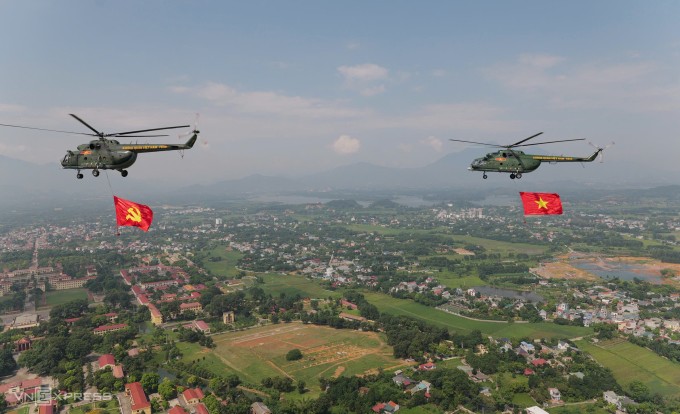 Trực thăng mang cờ Đảng, cờ Tổ quốc bay về Ba Đình. Ảnh: Ngọc Thành