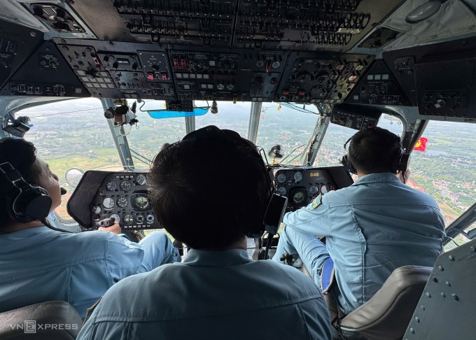 Tổ bay Trung đoàn 916 trên trực thăng. Ảnh: Ngọc Thành