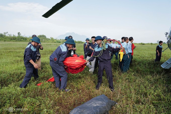 Su-30MK2 trình diễn bài bay sau nhiều ngày luyện tập. Video: Anh Phú