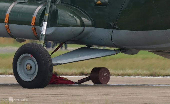 Cờ tổ quốc được đặt dưới bụng máy bay. Ảnh: Ngọc Thành