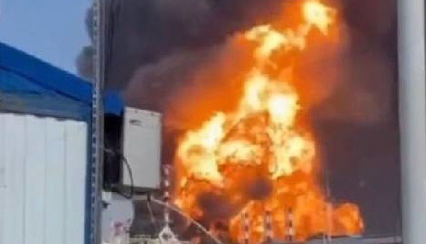 Nhà máy lọc dầu Novoshakhtinsk ở vùng Rostov - Nga cháy ngày thứ ba liên tiếp. Ảnh: Ukrinform Nhà máy lọc dầu Novoshakhtinsk ở vùng Rostov - Nga cháy ngày thứ ba liên tiếp. Ảnh: Ukrinform
