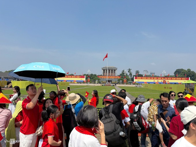 Trực thăng treo cờ Đảng, cờ Tổ quốc qua Quảng trường Ba Đình - 9