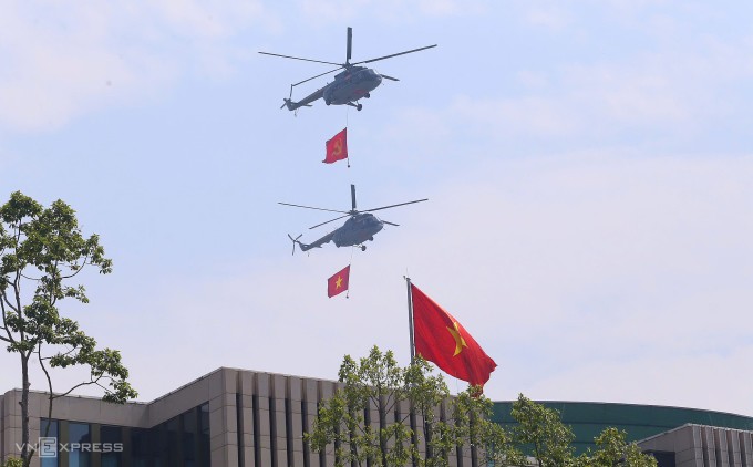 Trực thăng treo cờ Đảng, cờ Tổ quốc trên nóc nhà Quốc hội. Ảnh: Phạm Dự