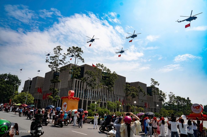 Nhiều người chờ đón, cổ vũ trên đường Độc Lập. Ảnh: Đình Tùng