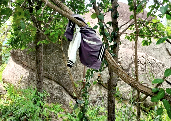 Chiếc áo của nạn nhân tại hiện trường.