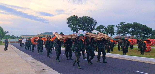 Chùm ảnh - clip: Bão số 5 cận kề, bộ đội cơ động 24/24 cứu dân và tài sản - 1