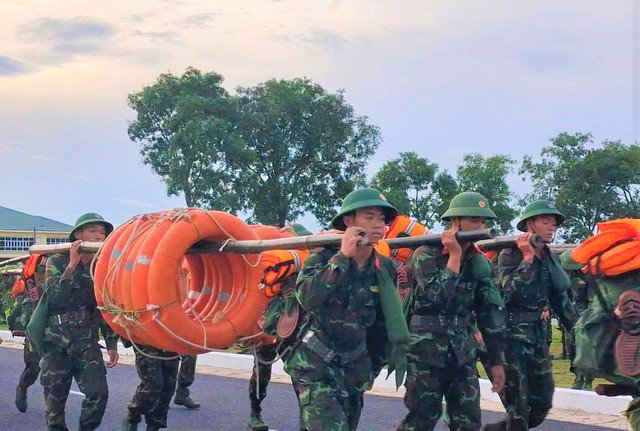 Chùm ảnh - clip: Bão số 5 cận kề, bộ đội cơ động 24/24 cứu dân và tài sản - 2