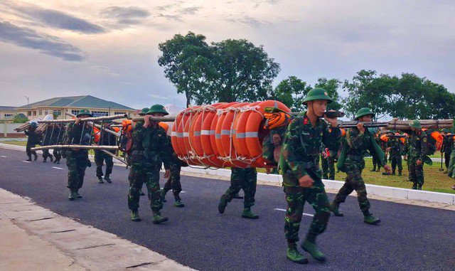 Chùm ảnh - clip: Bão số 5 cận kề, bộ đội cơ động 24/24 cứu dân và tài sản - 3