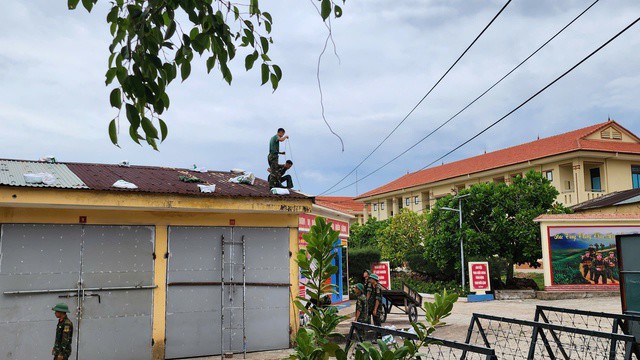 Chùm ảnh - clip: Bão số 5 cận kề, bộ đội cơ động 24/24 cứu dân và tài sản - 5