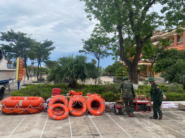 Chùm ảnh - clip: Bão số 5 cận kề, bộ đội cơ động 24/24 cứu dân và tài sản - 7