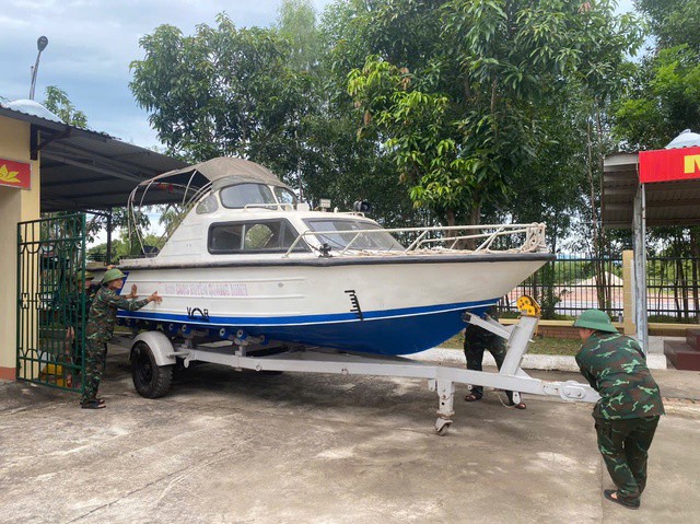 Chùm ảnh - clip: Bão số 5 cận kề, bộ đội cơ động 24/24 cứu dân và tài sản - 8