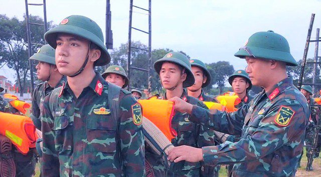 Chùm ảnh - clip: Bão số 5 cận kề, bộ đội cơ động 24/24 cứu dân và tài sản - 6