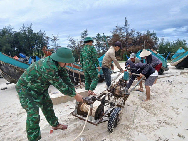 Chùm ảnh - clip: Bão số 5 cận kề, bộ đội cơ động 24/24 cứu dân và tài sản - 11