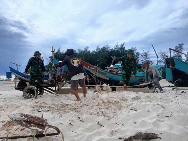 Chùm ảnh - clip: Bão số 5 cận kề, bộ đội cơ động 24/24 cứu dân và tài sản - 10