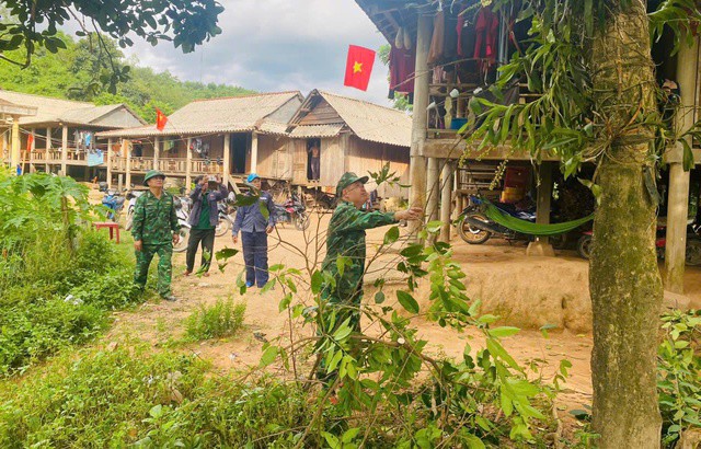 Chùm ảnh - clip: Bão số 5 cận kề, bộ đội cơ động 24/24 cứu dân và tài sản - 9