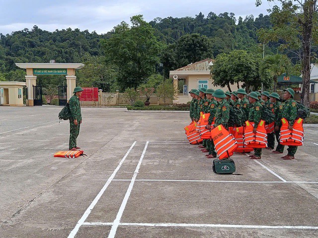 Chùm ảnh - clip: Bão số 5 cận kề, bộ đội cơ động 24/24 cứu dân và tài sản - 12