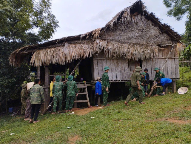 Chùm ảnh - clip: Bão số 5 cận kề, bộ đội cơ động 24/24 cứu dân và tài sản - 13