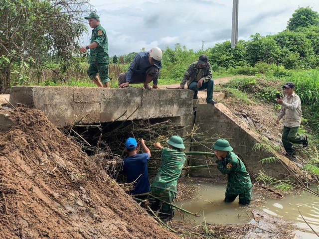 Chùm ảnh - clip: Bão số 5 cận kề, bộ đội cơ động 24/24 cứu dân và tài sản - 14