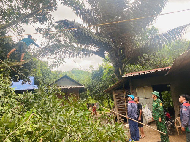 Chùm ảnh - clip: Bão số 5 cận kề, bộ đội cơ động 24/24 cứu dân và tài sản - 15