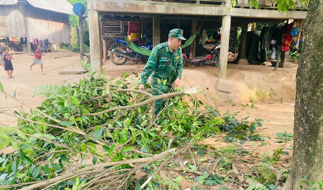 Chùm ảnh - clip: Bão số 5 cận kề, bộ đội cơ động 24/24 cứu dân và tài sản - 16