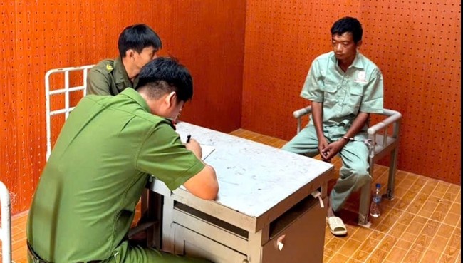 Công an lấy lời khai nghi phạm