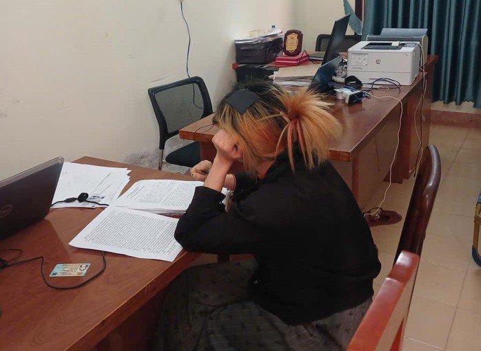 Công an làm việc với bà T.D. - chủ quán karaoke