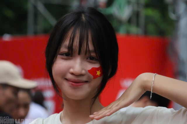 VIDEO: Biển người "gặp mưa thì đội mưa, gặp nắng thì đội nắng" xem tổng hợp luyện diễu binh - 4