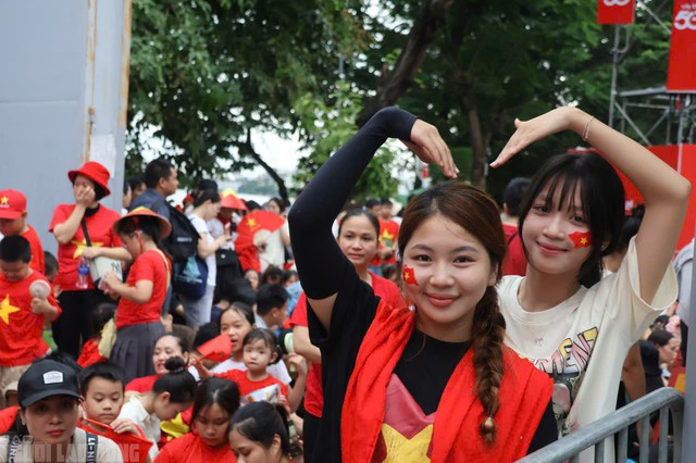 VIDEO: Biển người "gặp mưa thì đội mưa, gặp nắng thì đội nắng" xem tổng hợp luyện diễu binh - 3