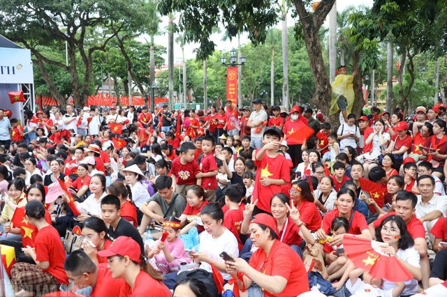 VIDEO: Biển người "gặp mưa thì đội mưa, gặp nắng thì đội nắng" xem tổng hợp luyện diễu binh - 9