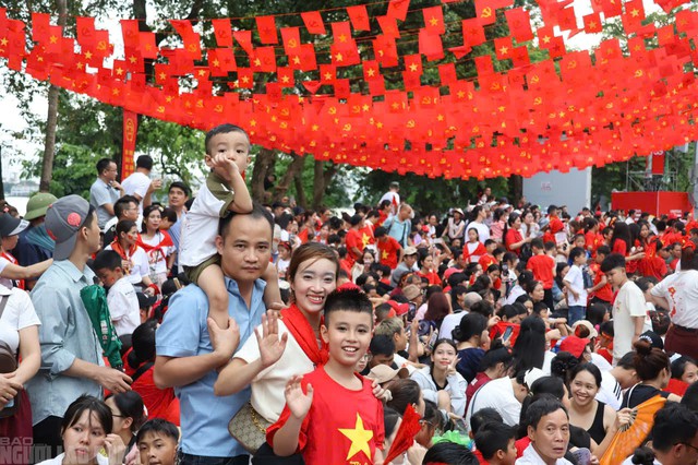 VIDEO: Biển người "gặp mưa thì đội mưa, gặp nắng thì đội nắng" xem tổng hợp luyện diễu binh - 10