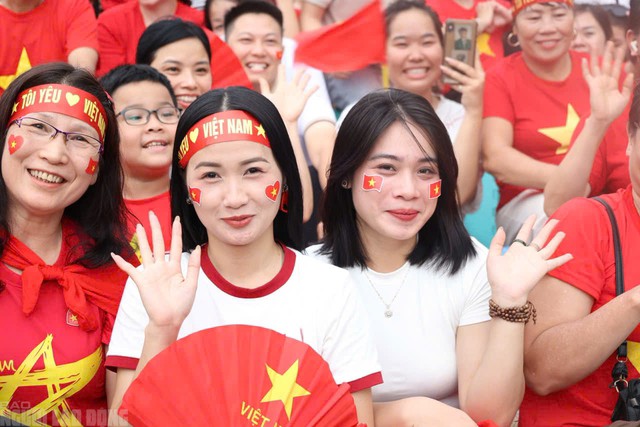 VIDEO: Biển người "gặp mưa thì đội mưa, gặp nắng thì đội nắng" xem tổng hợp luyện diễu binh - 15