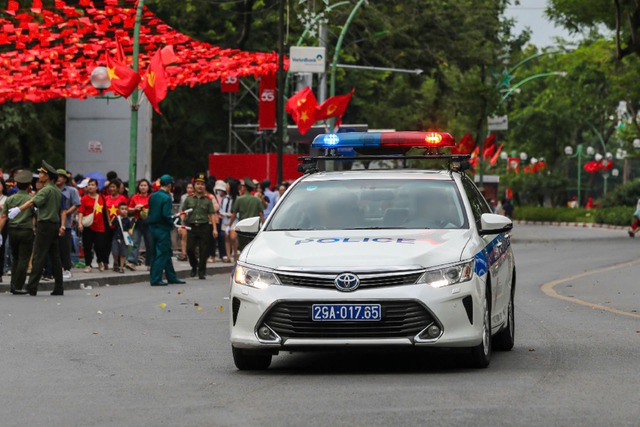 CSGT Hà Nội sử dụng xe chuyên dụng mở đường đưa cháu bé gặp sự cố sức khỏe khi cùng gia đình đi xem tổng hợp luyện Quốc khánh đi cấp cứu.