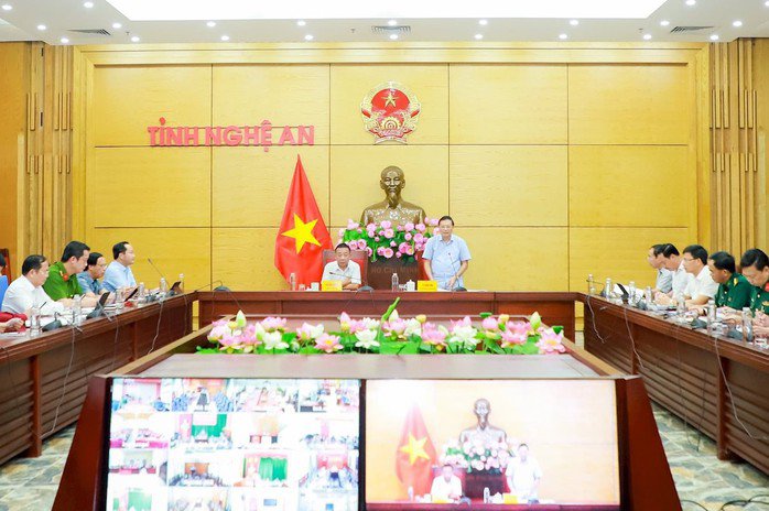 Họp khẩn để ứng phó với bão số 5 tại UBND tỉnh Nghệ An. Ảnh: Đ. Ngọc