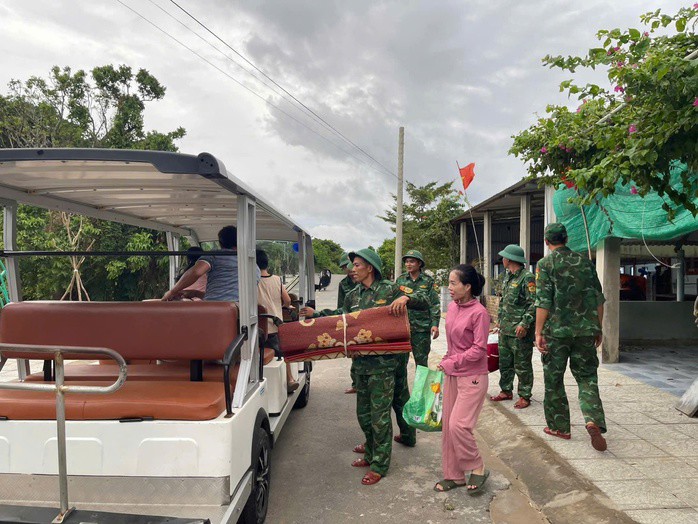 Sơ tán người dân ở đặc khu Cồn Cỏ xuống hầm tránh bão số 5. Ảnh: Quốc Học