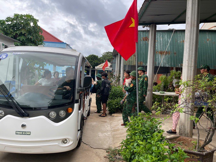 Quân và dân đặc khu Cồn Cỏ xuống hầm tránh bão số 5