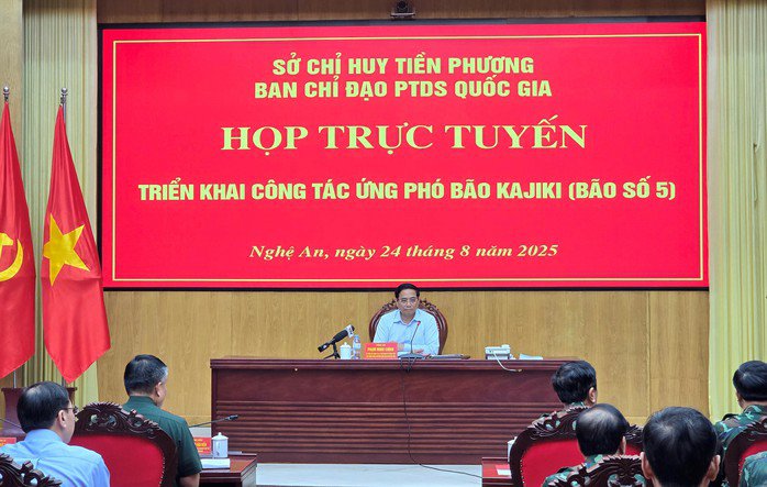 Thủ tướng Phạm Minh Chính có mặt tại Sở Chỉ huy tiền phương của Chính phủ đặt tại Bộ Tư lệnh Quân khu 4, tỉnh Nghệ An, trực tiếp chỉ huy công tác ứng phó với bão số 5. Ảnh: Đ. Lương