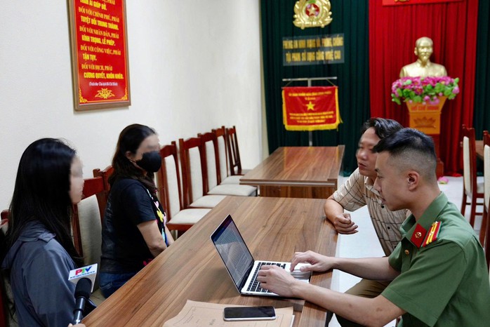 Công an tỉnh Phú Thọ làm việc với nạn nhân D.T.L.. Ảnh: Theo Công an Phú Thọ